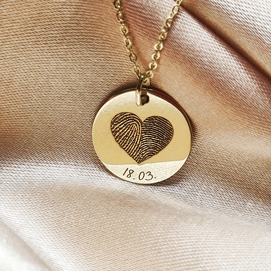 Personalizovaný zlatý prívesok KRUH s gravírovaním ODTLAČOV v tvare SRDCA -14k zlato