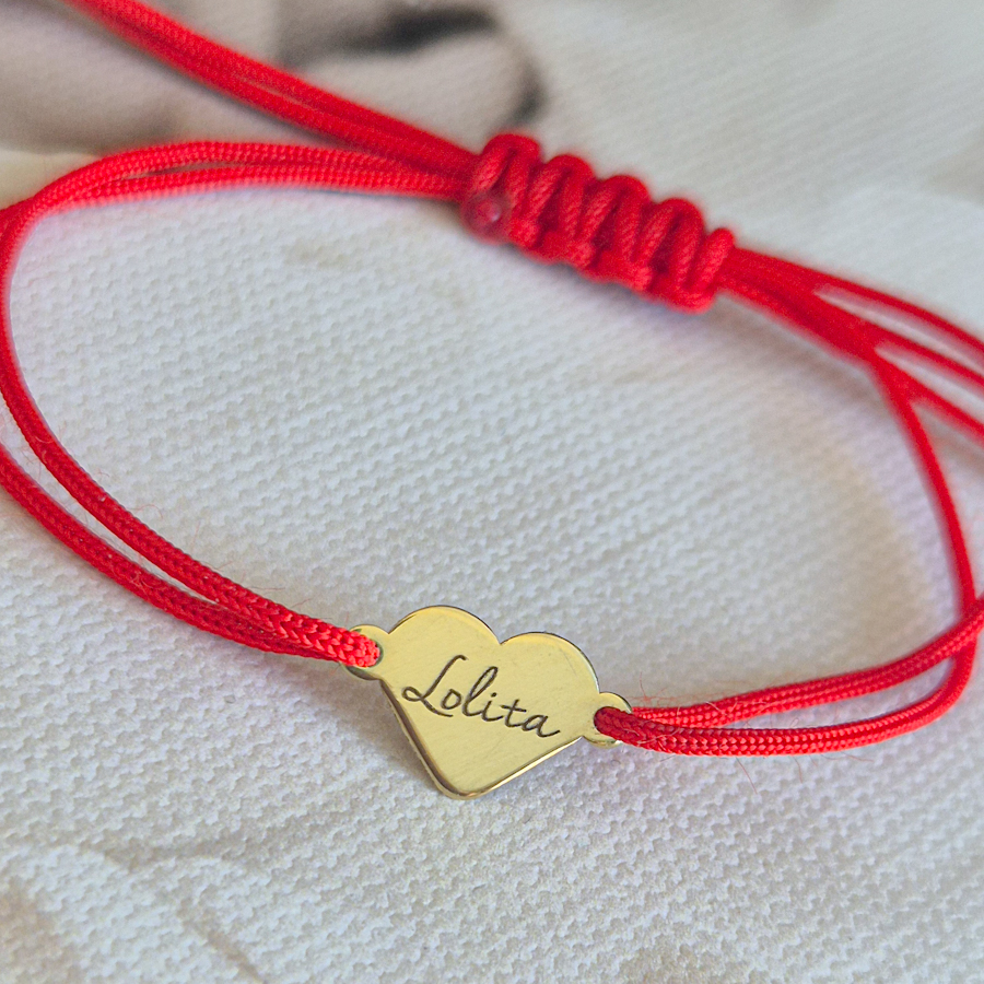 Zlatý náramok oblé SRDIEČKO s MENOM alebo INICIALOU na červenej šnúrke Zlatý náramok oblé SRDIEČKO s MENOM alebo INICIALOU na červenej šnúrke