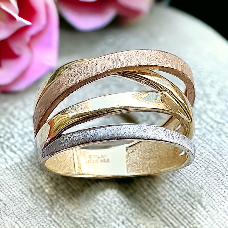 Trojtónový zlatý prsteň s lesklou i matnými obrúčkami