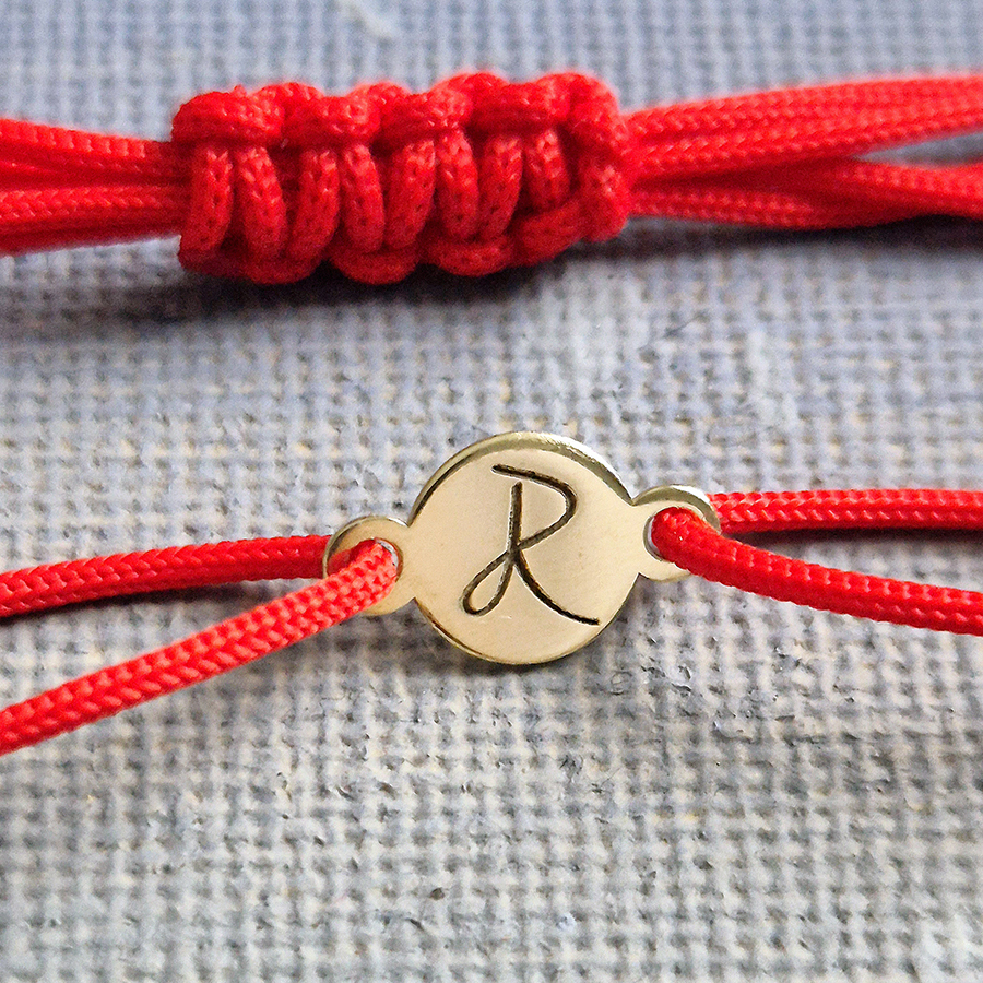 Náramok MINIDISK na červenej šnúrke s INICIÁLOU -14k zlato