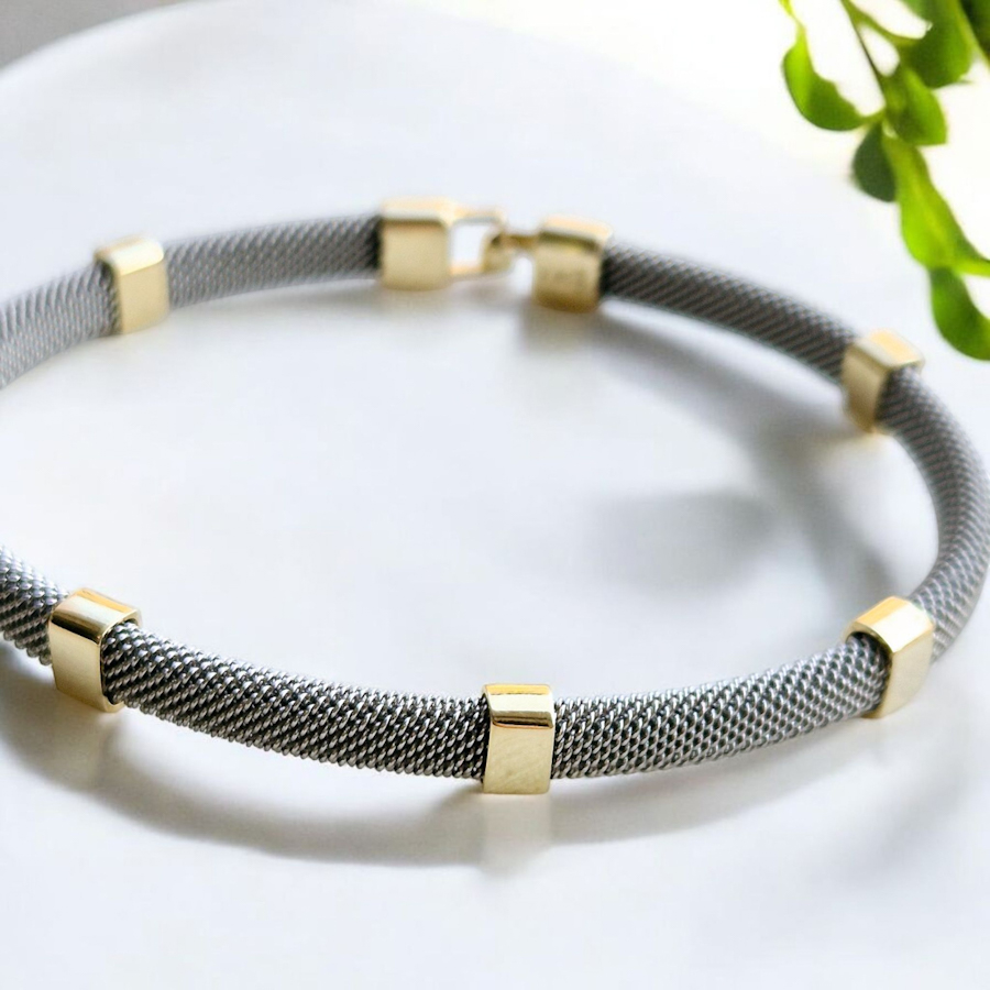Bangle pletený náramok z ocele so zlatými platničkami