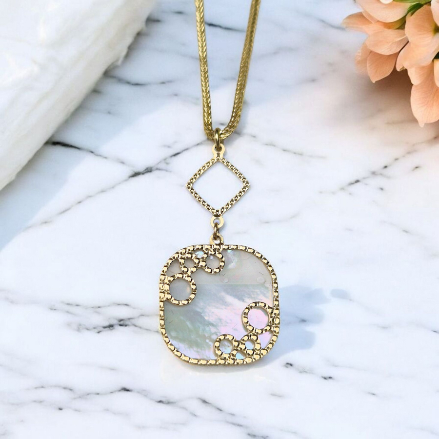 Zlatý retiazkový  náhrdelník s príveskom z PERLETE  a s ornamentom