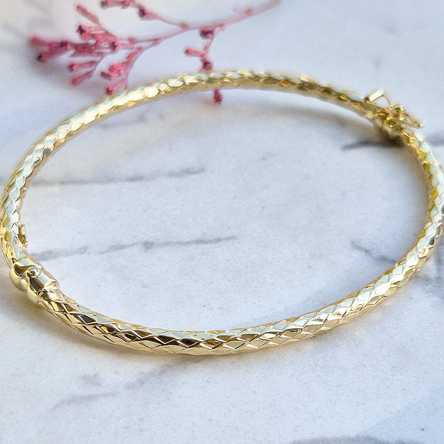 Zlatý náramok bangle s fazetovaným gravírom