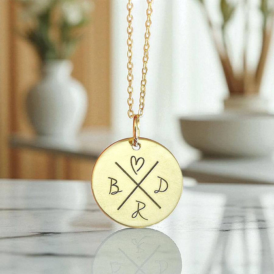 Personalizovaný zlatý prívesok KRUH s  gravírovaním INICIÁL RODINY