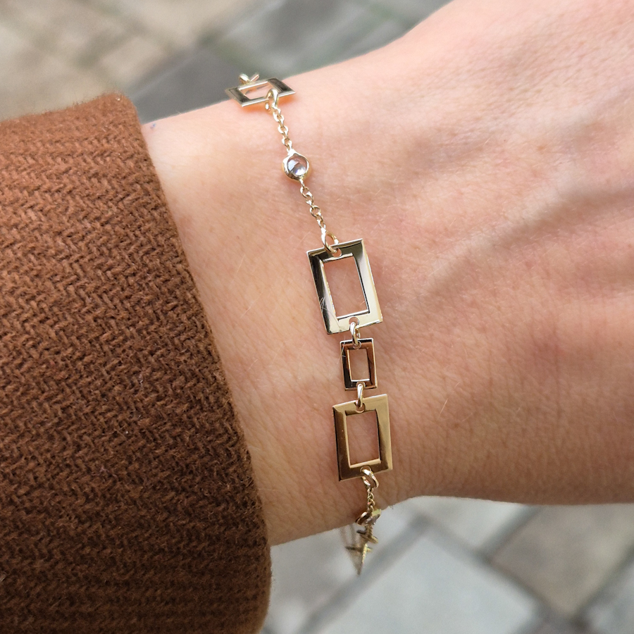 Zlatý retiazkový náramok s obdĺžnikovými elementami a zirkónmi