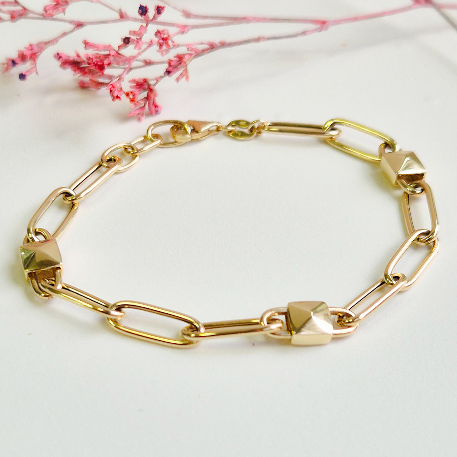 Zlatý náramok v tvare zámkov 